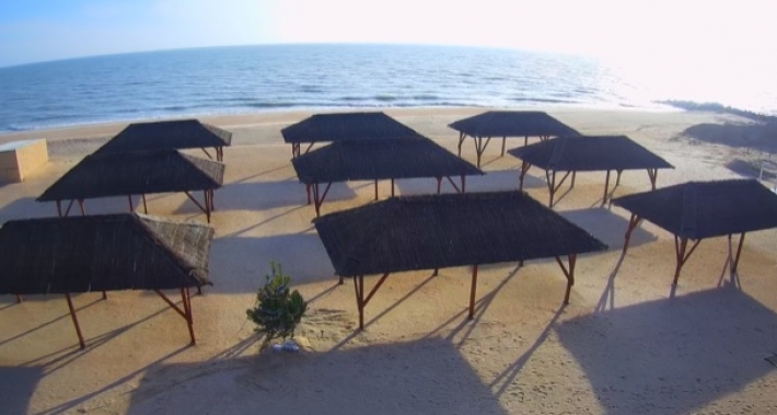 В Кирилловке прямо на пляже установили елку (видео)