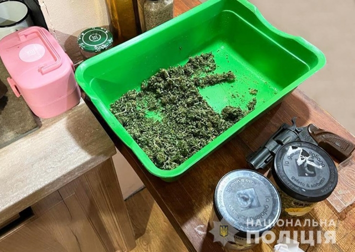 В Запорожской области задержали мужчину с наркотиками и боеприпасами