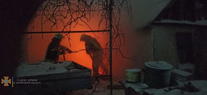В Мелитопольском районе в частном доме сгорела хозпостройка (фото)