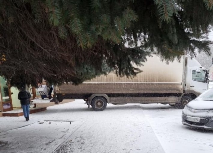 В Мелитополе водитель грузовика "выгнал" пешеходов на проезжую часть