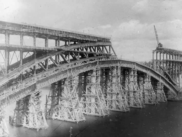 Появились уникальные фото строительства в Запорожье мостов Стрелецкого