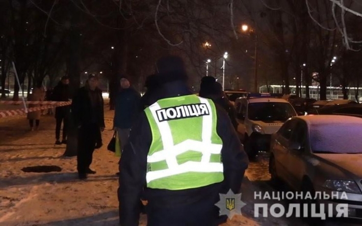 Заступился за женщину: в Киеве мужчину зарезали прямо посреди улицы (фото)