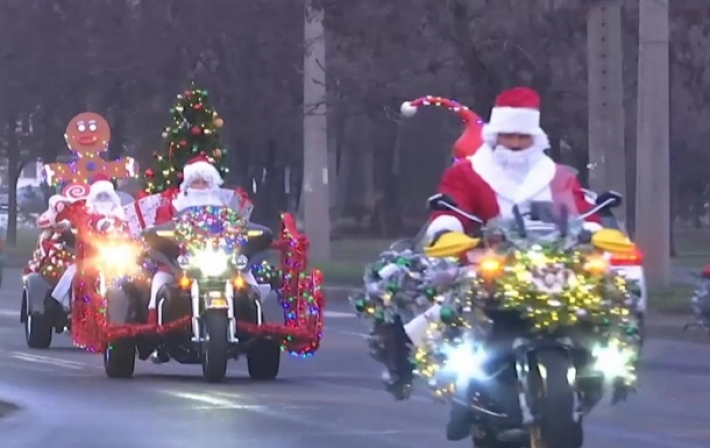 В Одессе Деды Морозы проехались на мотоциклах по городу