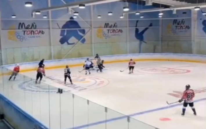 Хоккейная команда вышла на ледовую арену Мелитополя (видео)