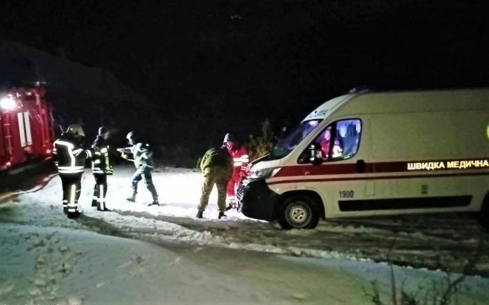 В Запорожской области машина скорой помощи оказалась в снежной западне (фото)