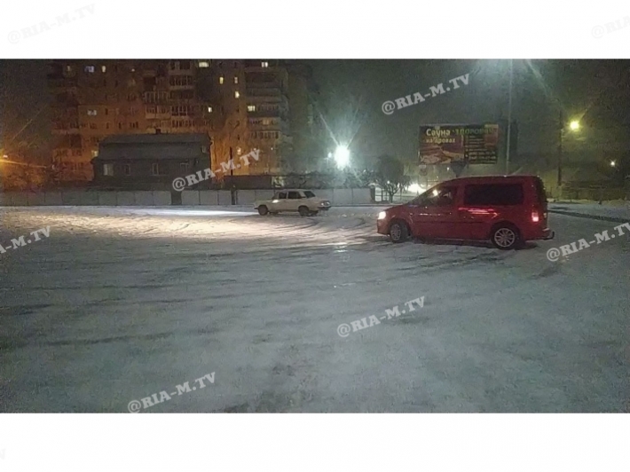 В центре Мелитополя любители экстремальной езды устроили автошоу на снегу (фото, видео)