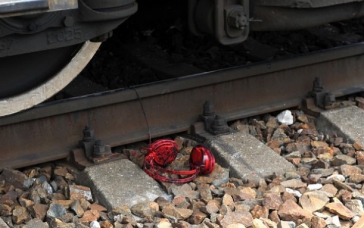 В Запорожье молодой парень попал под поезд и остался без ноги