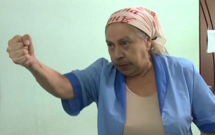 В психиатрической больнице уборщица избила пациента (видео)