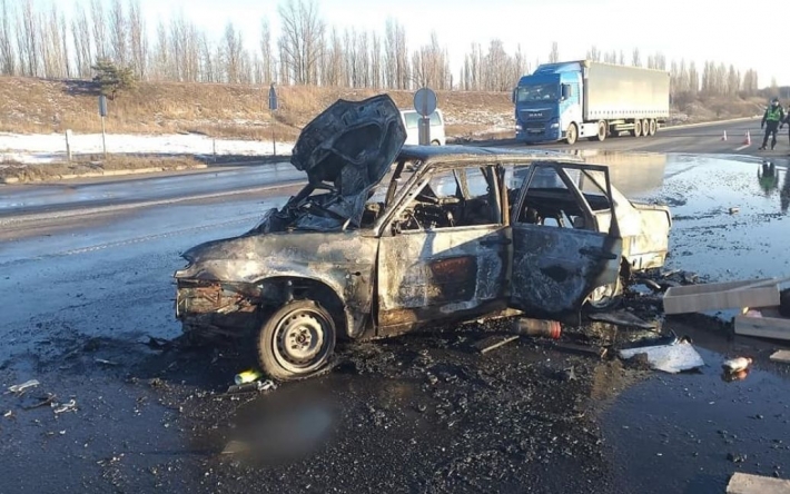 В Киевской области после столкновения вспыхнул автомобиль: отец с сыновьями успели выскочить, мать — зажало внутри