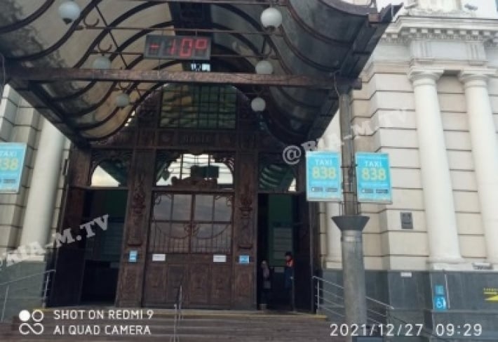 Жители Мелитополя были шокированы ковидной профилактикой на ж/д вокзале Львова