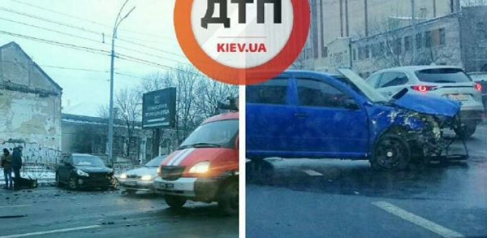 В Киеве водитель вылетел на встречку и устроил серьезное ДТП: фото и видео