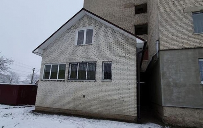 На Волыни частный дом пристроили к многоэтажке (фото)