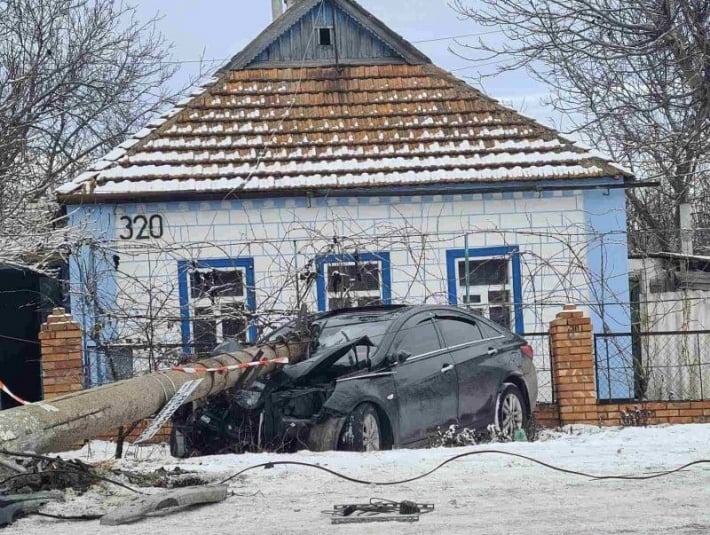 В Запорожской области иномарка влетела в электроопору (фото)