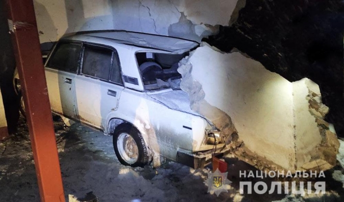 В Запорожье пьяный 18-летний парень за рулем ВАЗа влетел в остановку