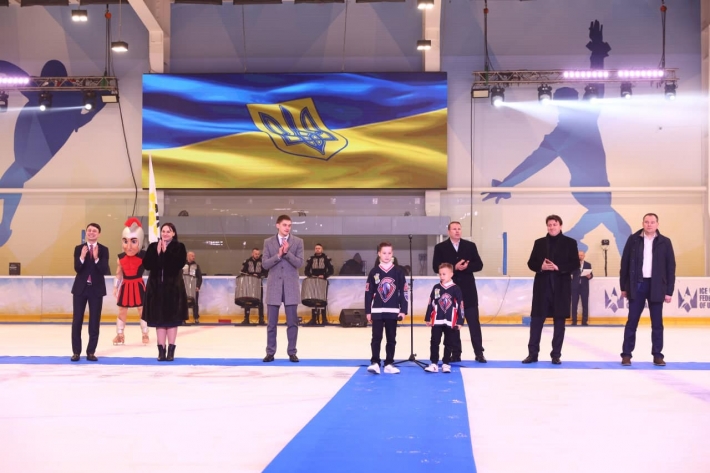 До слез – в Мелитополе на ледовой арене дети спели гимн Украины (видео)