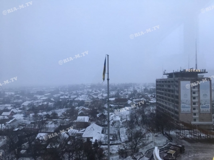 Главный флаг Мелитополя порвался из-за обледенения (фото)