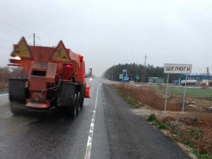 Проезд по трассам в Запорожской области полностью обеспечен, но водителей просят быть осторожными