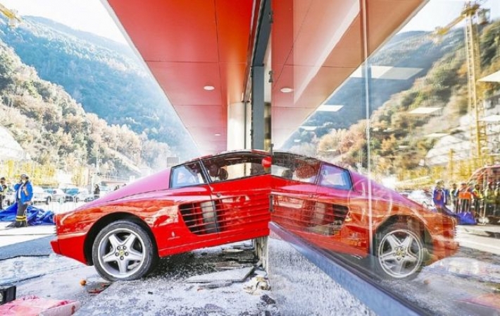 Съездил за подарками: 82-летний испанец на суперкаре Ferrari протаранил торговый центр