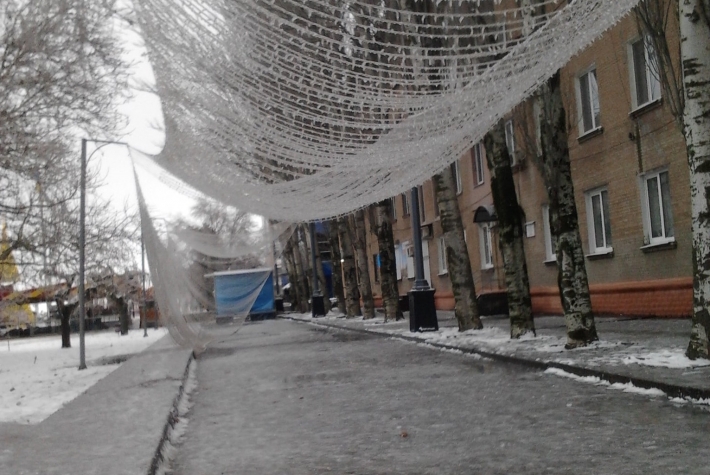 В Мелитополе на центральной площади непогоду не выдержала гирлянда (фото)