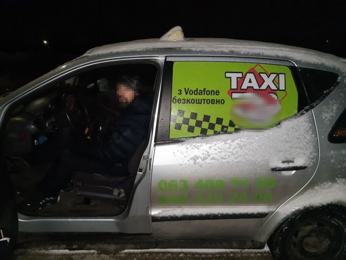 В Бердянске задержали двух таксистов без разрешения