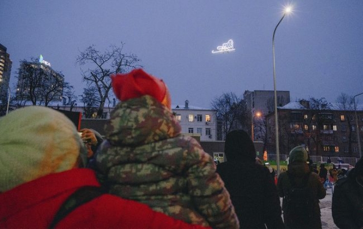 В небе над Киевом пролетели новогодние санки: реакция детей и взрослых на сказку (фото)