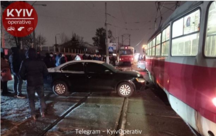 Не заметил трамвай: в Киеве водитель устроил странное ДТП, фото