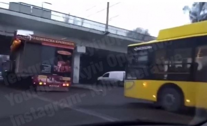 В Киеве грузовик с МАФ застрял под мостом (видео)