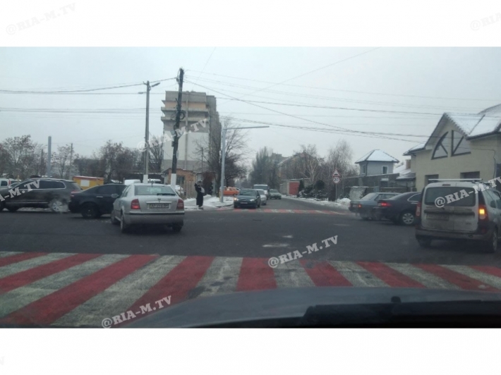 В центре Мелитополя дорогу не поделили две легковушки (фото)