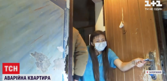 В Запорожье студентка с ножом напала на телевизионщиков (фото)