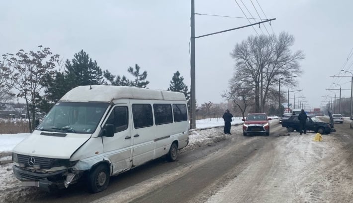 В Запорожье водитель “Славуты” врезался в микроавтобус (фото)