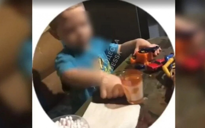 В Одессе мать поила сына водкой и снимала это на видео