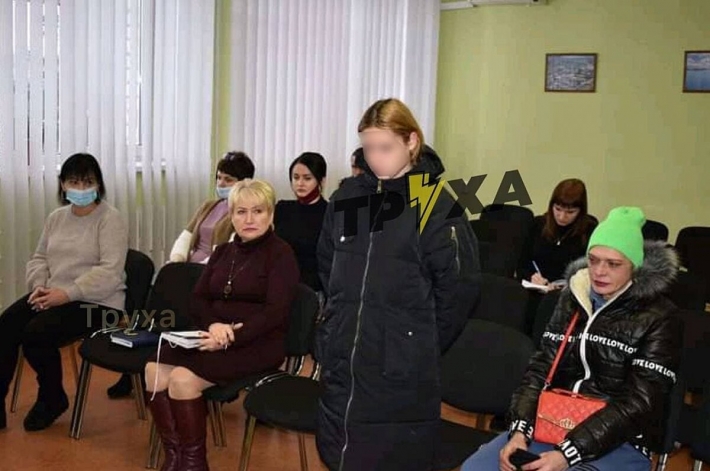 В Харьковской области суд отпустил школьницу, которая "играла в футбол" кошкой (фото)