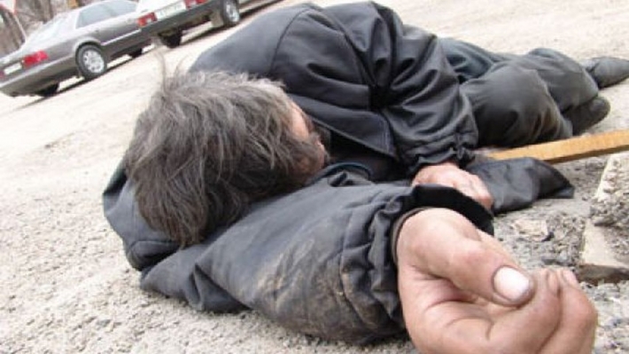 В Мелитополе пьяный мужчина упал в гололед - на помощь никто не спешил