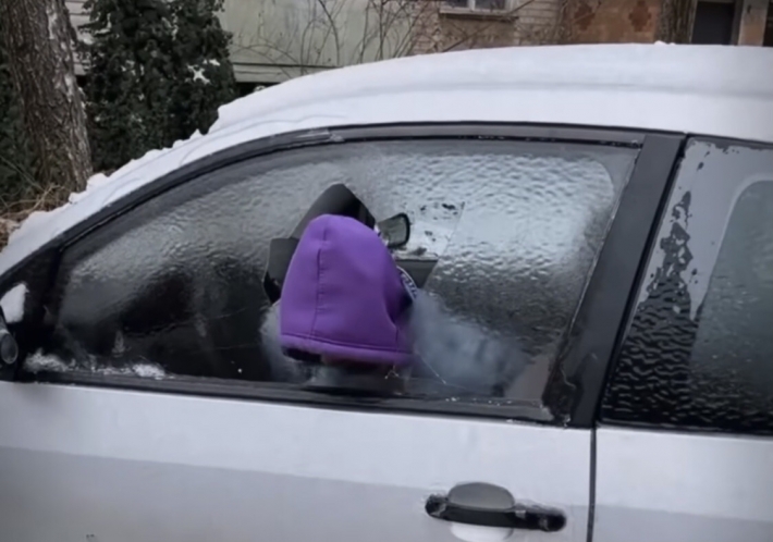 В Мелитополе девушка шокировала трюком, разбив головой стекло автомобиля (видео)