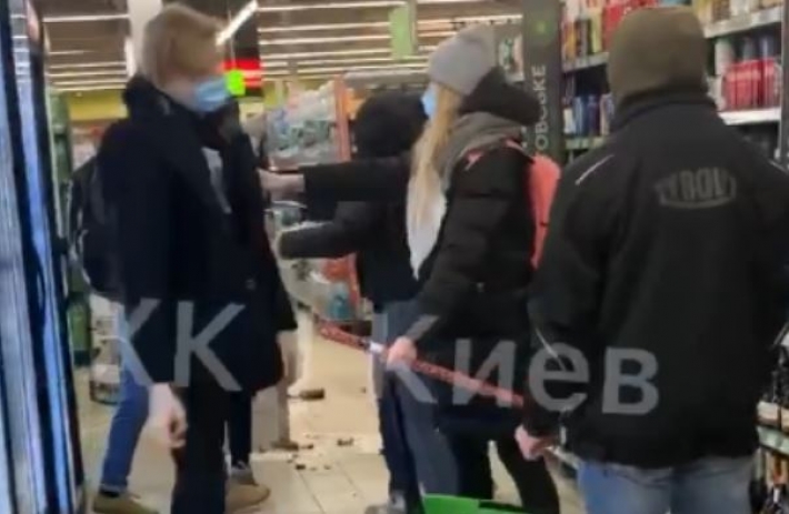 Дисюда, долбо**! Пьяный гопник устроил драку в киевском супермаркете: видео