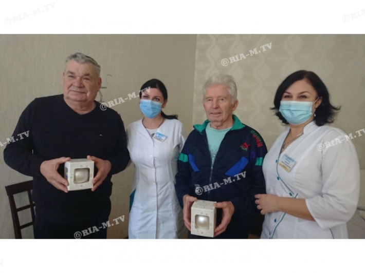 В Мелитополе пациентам, которые проведут Новый год в больнице, решили поднять настроение подарками (фото, видео)