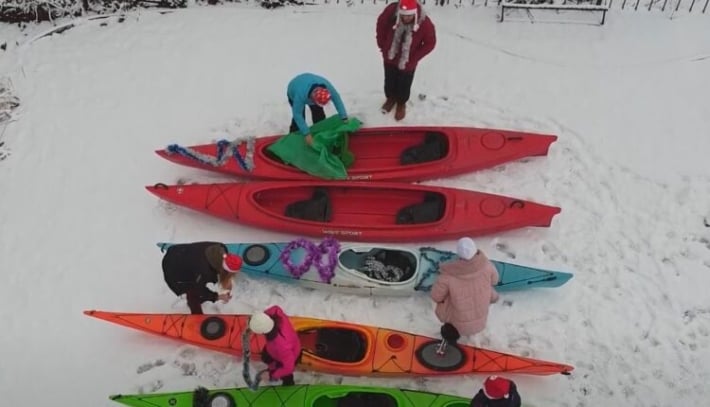 В Запорожье экстремалы устроили новогодний заплыв на каяках (фото)