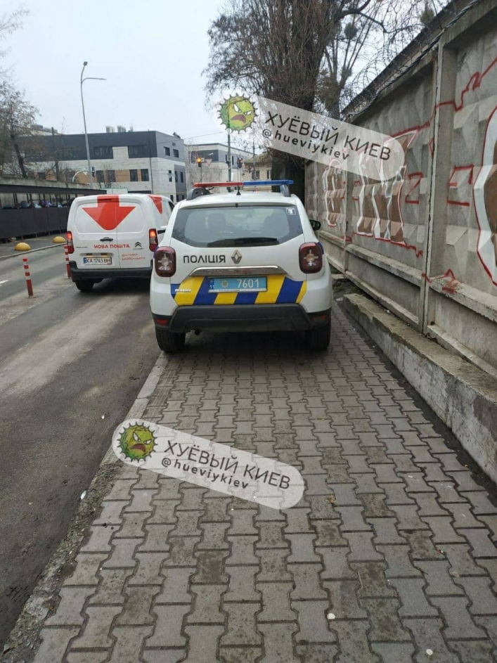 В Киеве "копы" отметились феерической парковкой
