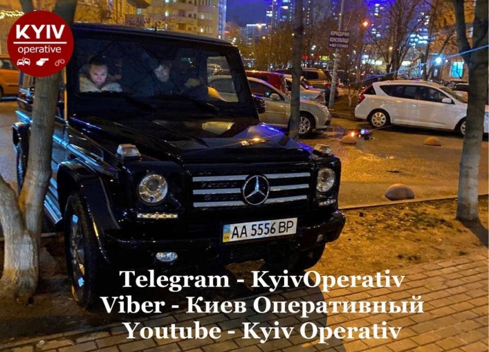Больше мест нет: в Киеве за хамской парковкой заметили владельца элитного автомобиля, фото 2