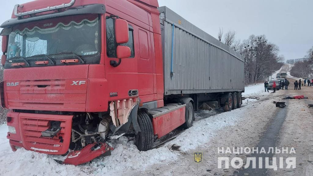 Под Харьковом в ДТП с грузовиком погибли две женщины, еще одна получила травмы: подробности и фото