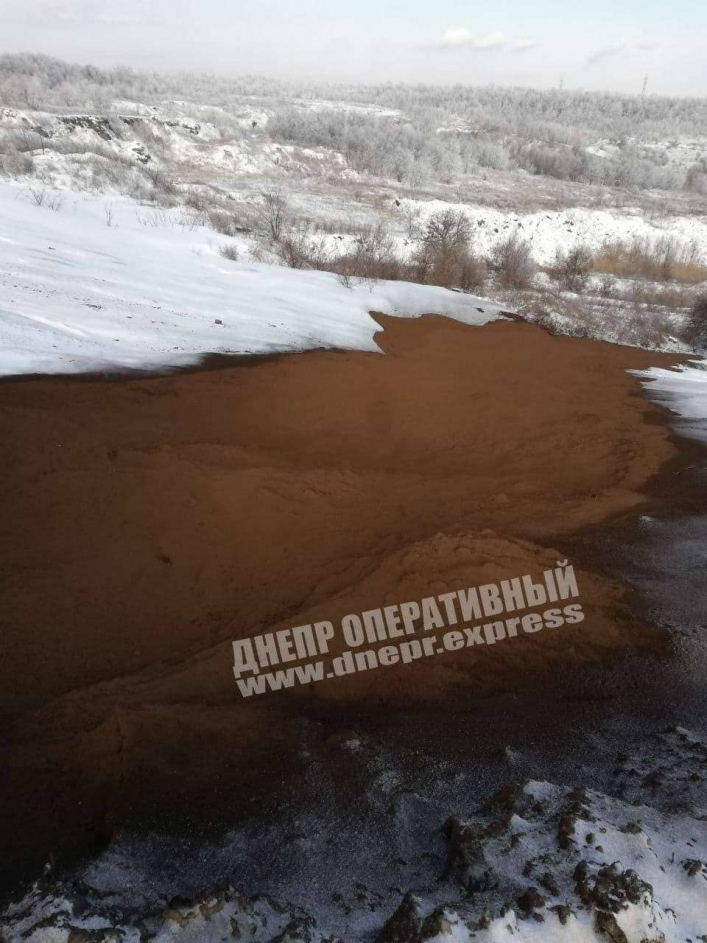 Под Днепром водитель тягача самовольно выгружал в балку промышленные отходы