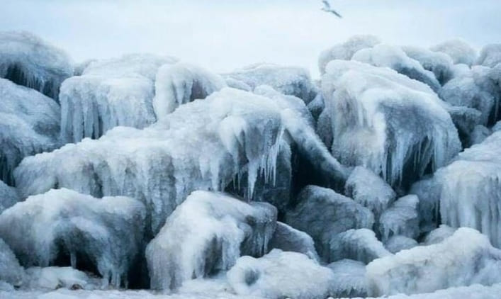 В сети показали завораживающие снимки замерзшего моря, фото 2