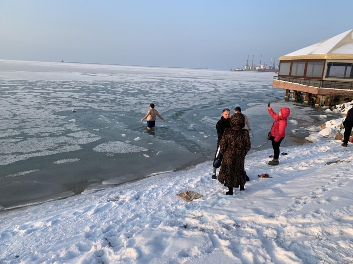 В городе Запорожской области жители празднуют Крещение