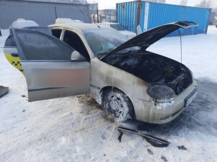 В Запорожье горел автомобиль такси