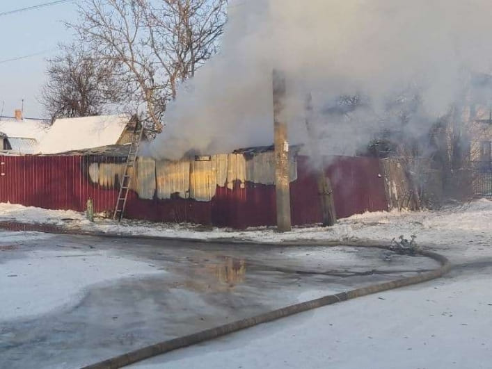 В Запорожской области во дворе частного дома сгорела хозпостройка