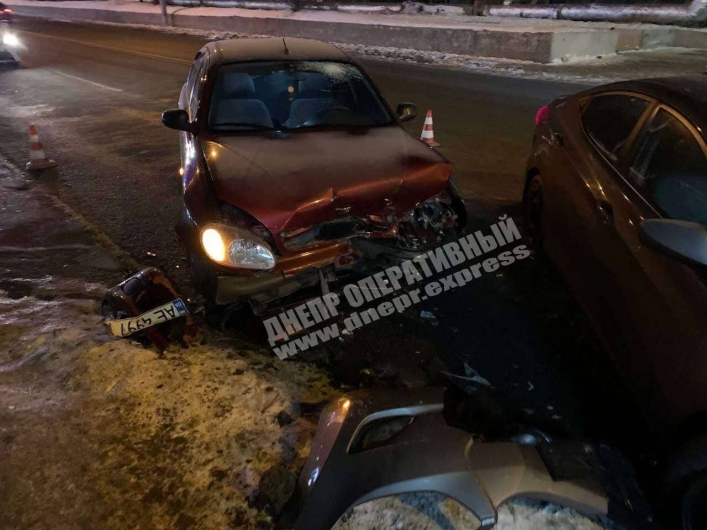 В Днепре на Калиновой жестко столкнулись Daewoo и Hyundai: пострадал мужчина