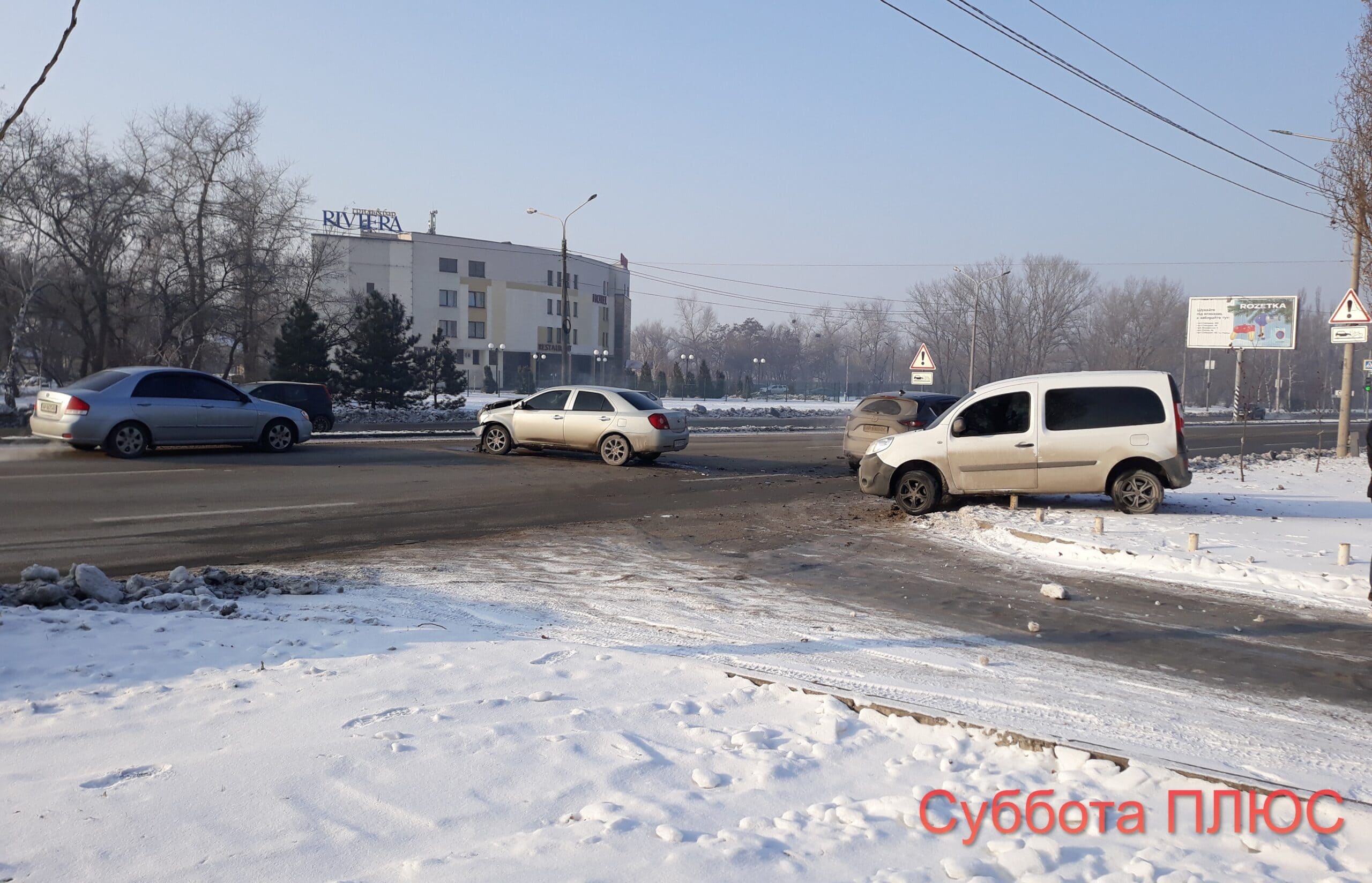В Запорожье произошло ДТП, автомобиль вылетел на газон