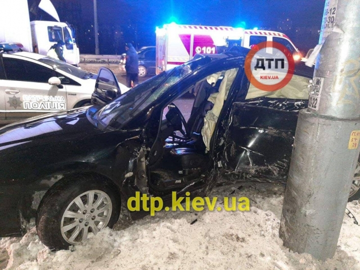 В Киеве авто на скорости вылетело с дороги и протаранило столб