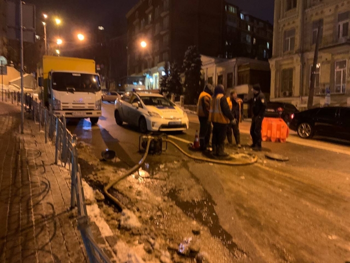 В центре Киева прорванный водопровод превратил улицу в каток
