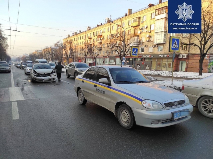 В центре Запорожья полицейские на служебном авто попали в ДТП